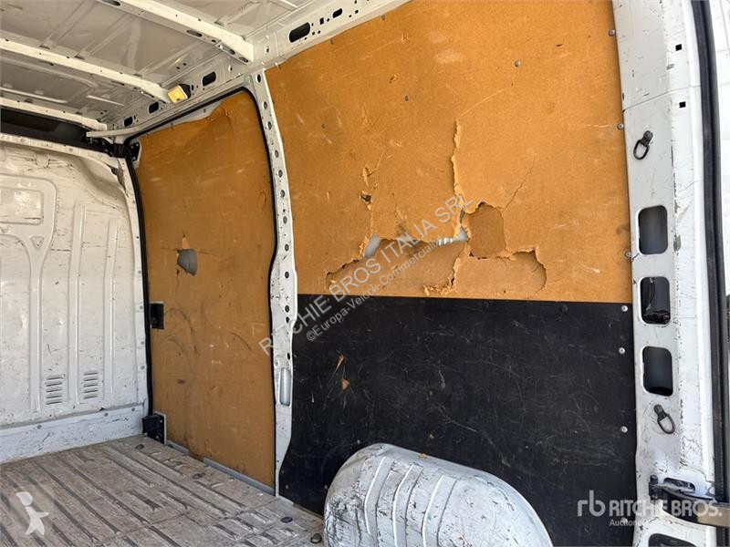 Комерційні автомобілі Renault 125DCI Cargo Van