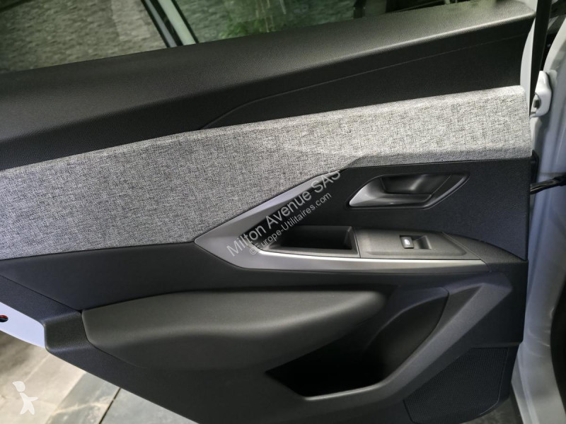 Samochód dostawczy Peugeot 3008 1.2i Hybrid...