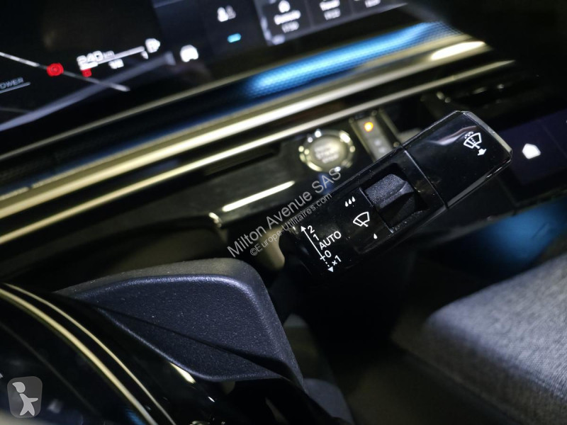 Véhicule utilitaire Peugeot 3008 1.2i Hybrid...