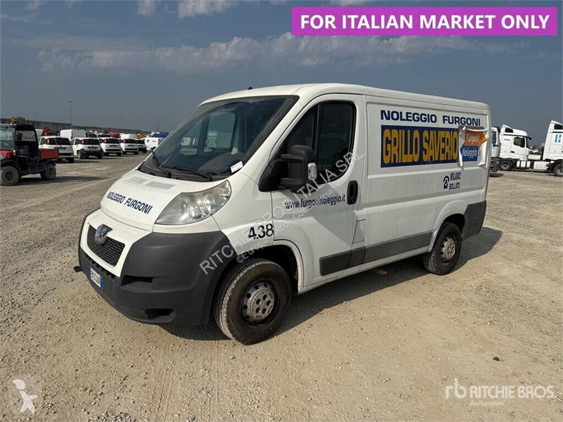 Veículo utilitário Peugeot Cargo Van