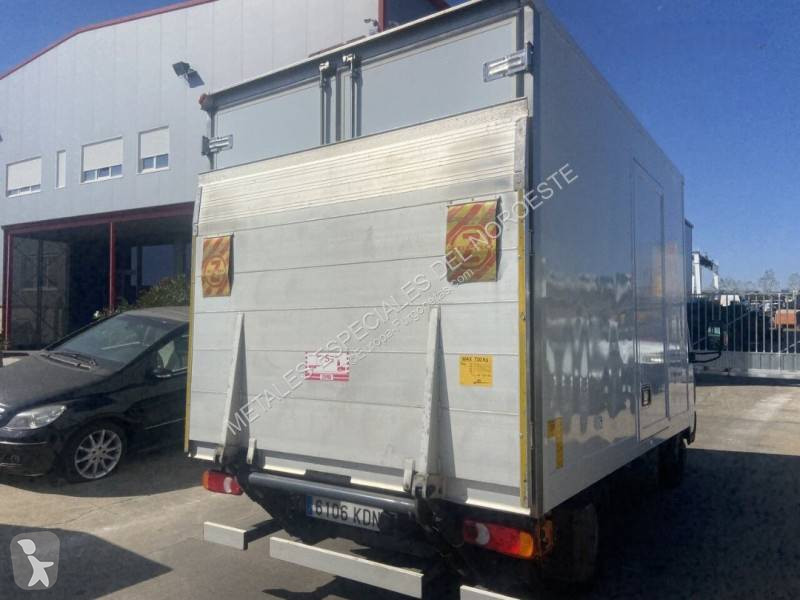 Véhicule utilitaire Nissan
