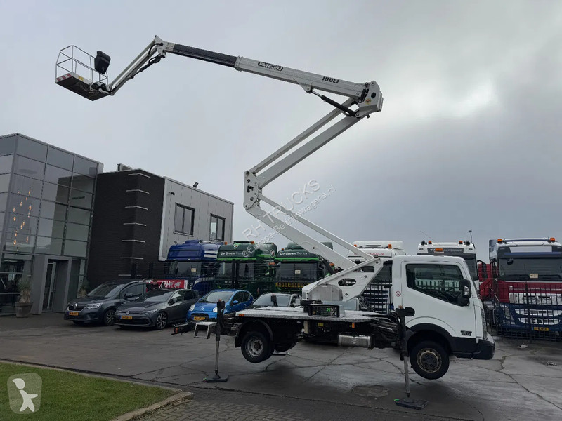 Véhicule utilitaire Nissan 35.12 + ISOLI 21...