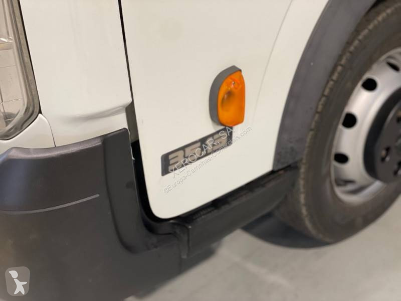 Véhicule utilitaire Nissan