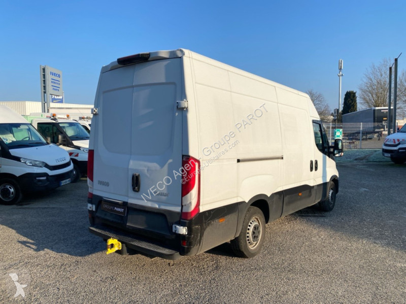 Véhicule utilitaire Iveco 35S14 V12