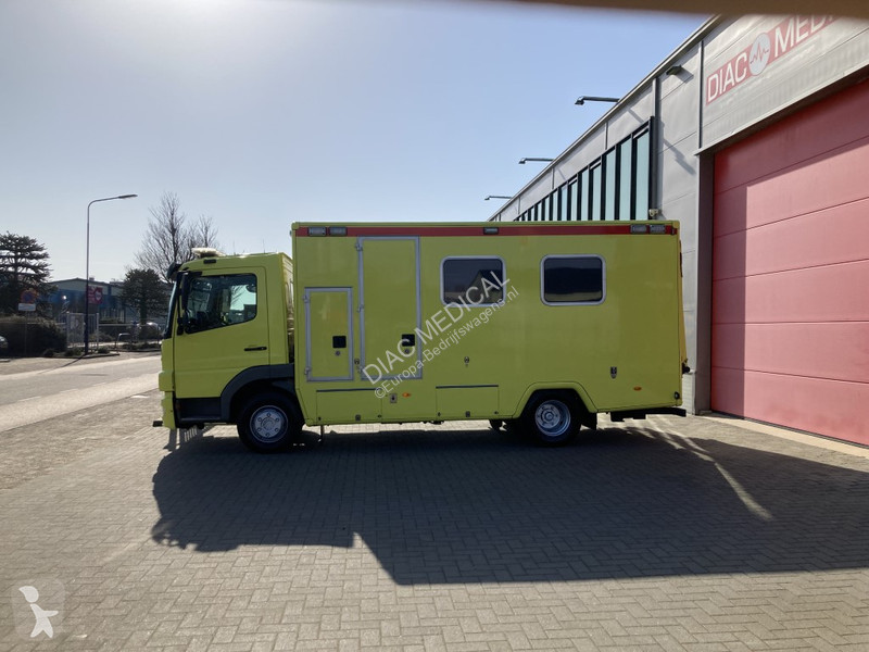 Véhicule utilitaire Mercedes Ambulance...