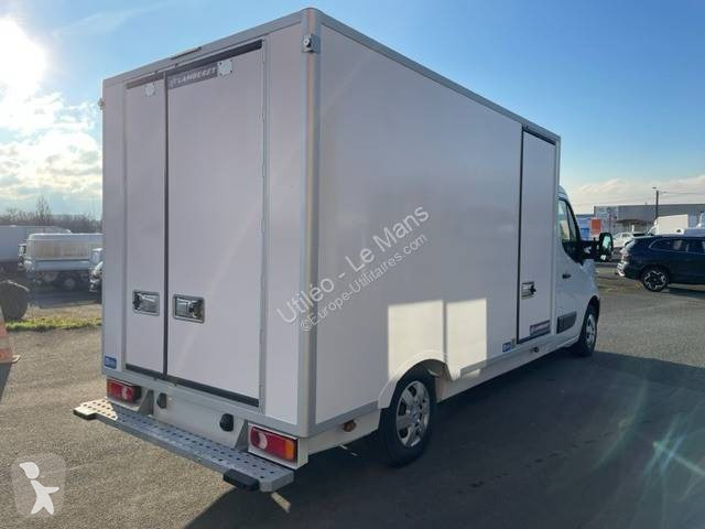 Véhicule utilitaire Nissan