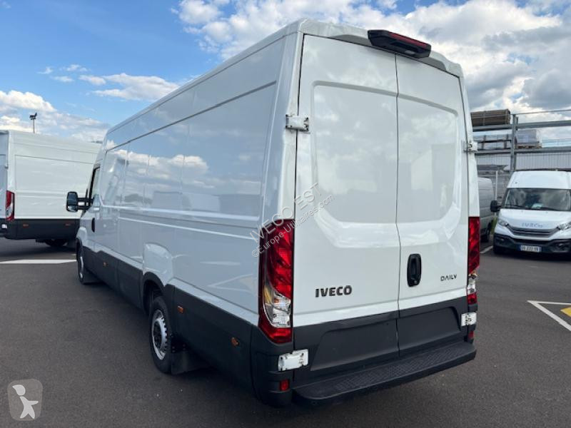 Véhicule utilitaire Iveco 35S Fg 35S18H V16...