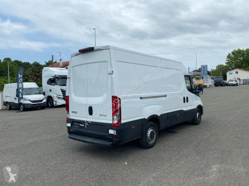 Veicolo commerciale Iveco 35S14 V12