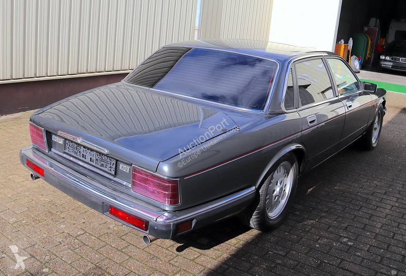 Véhicule utilitaire Jaguar XJ-12
