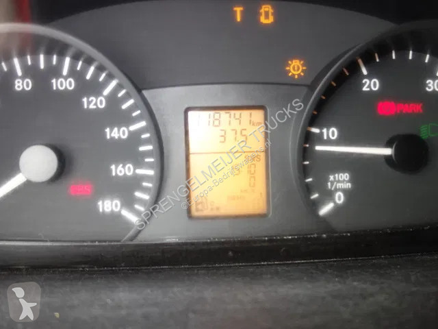 Véhicule utilitaire Mercedes met hogedrukspuit...