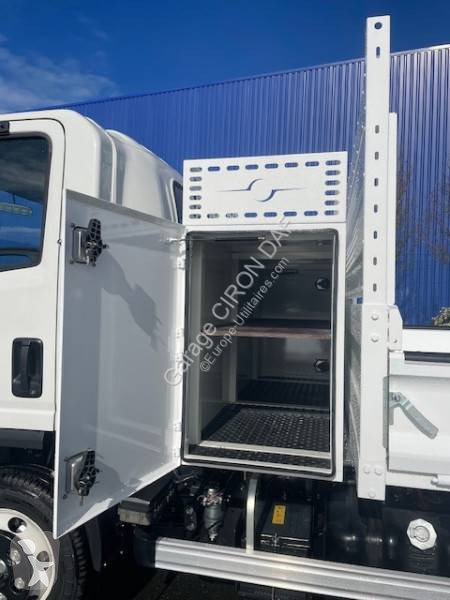 Véhicule utilitaire Isuzu
