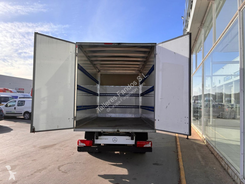عربة نفعية Mercedes 514 20m3 con puertas traseras