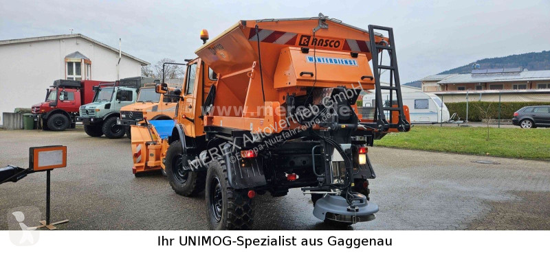 Veicolo per la pulizia delle strade Unimog U1400