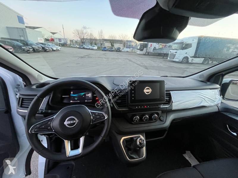 عربة نفعية Nissan