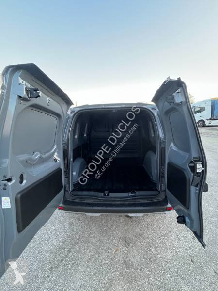 عربة نفعية Nissan
