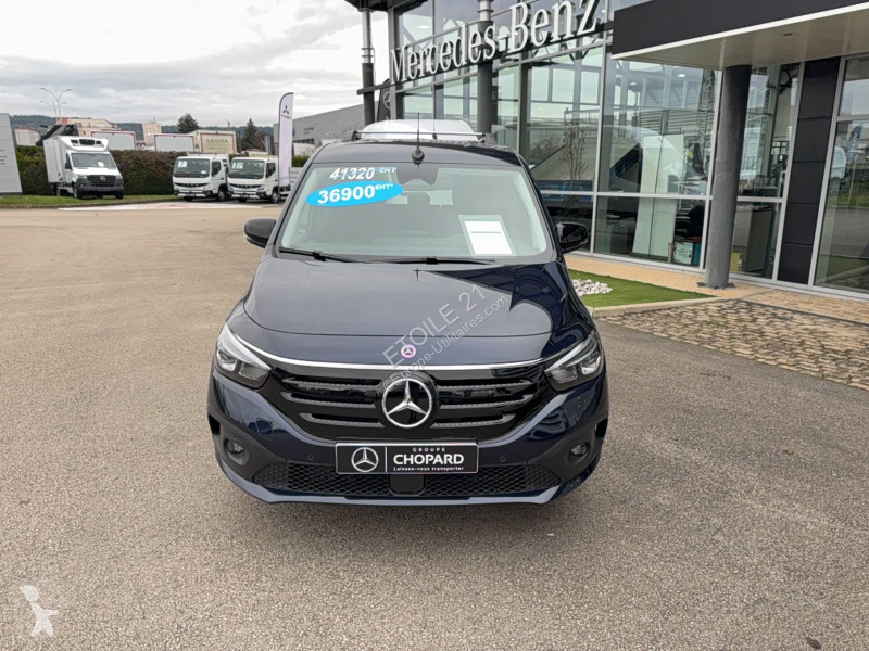 عربة نفعية Mercedes EQT 200