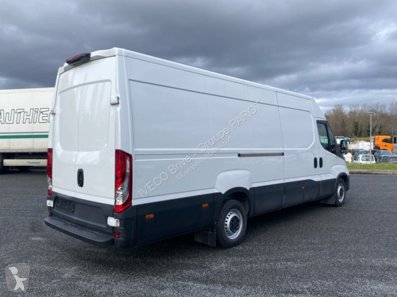 Véhicule utilitaire Iveco 35S16 V16