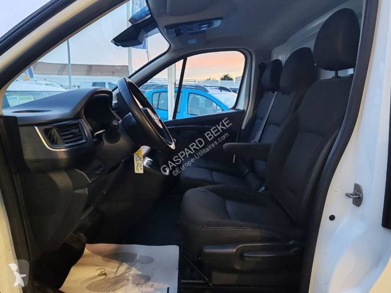 عربة نفعية Nissan
