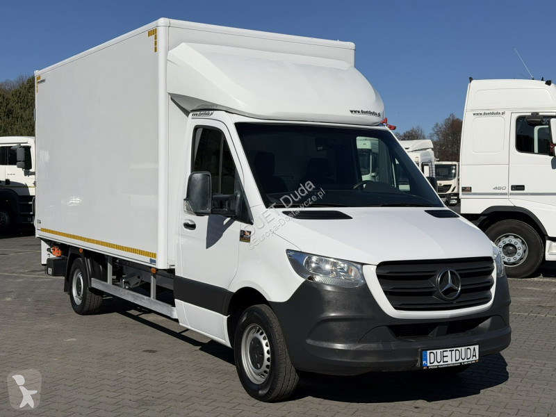 Samochód dostawczy Mercedes