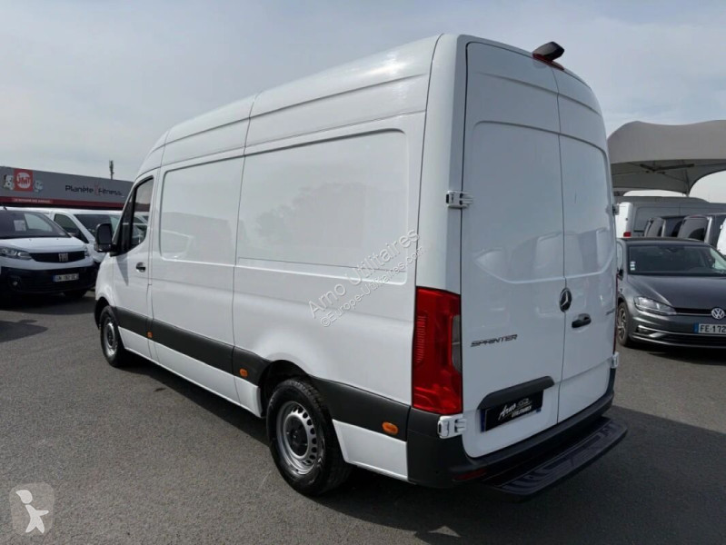 Samochód dostawczy Mercedes