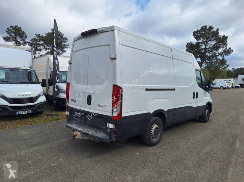 Véhicule utilitaire Iveco 35S14H V12