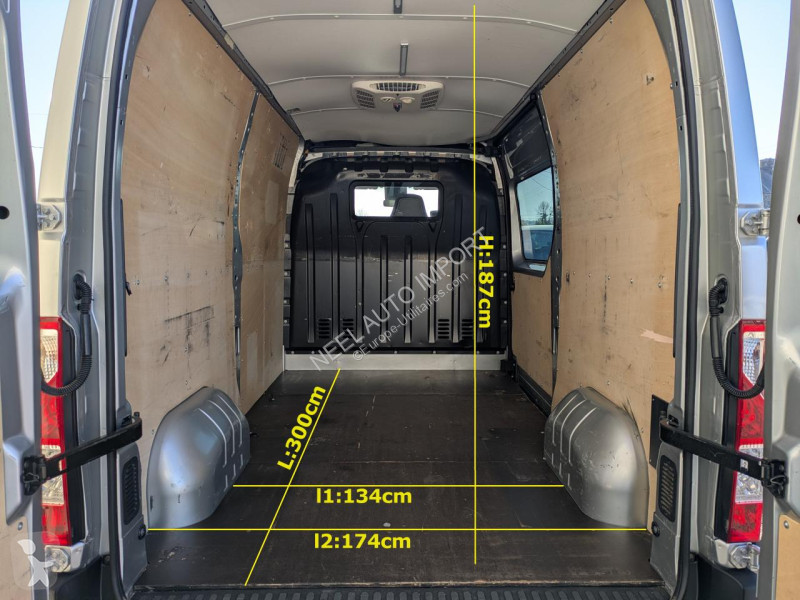 Véhicule utilitaire Renault MASTER III L2H2 2.3...