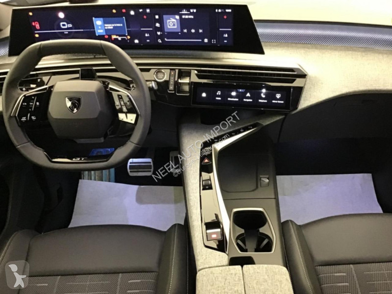Véhicule utilitaire Peugeot 3008 III 1.2i...