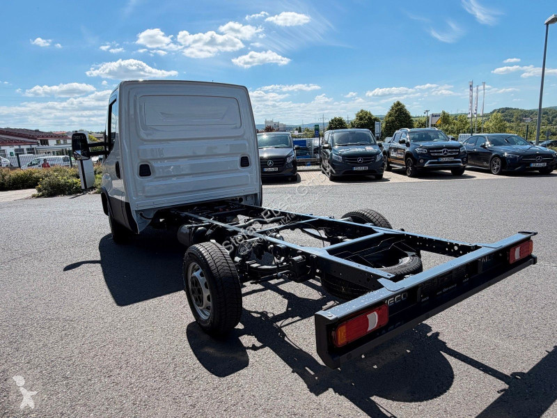 Véhicule utilitaire Iveco 35S16 HA8...