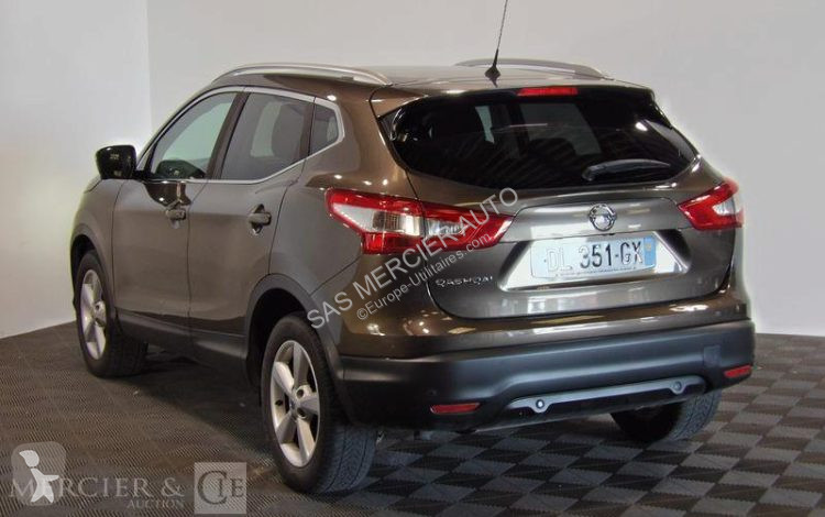 عربة نفعية Nissan
