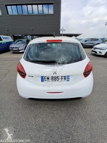 عربة نفعية Peugeot 208