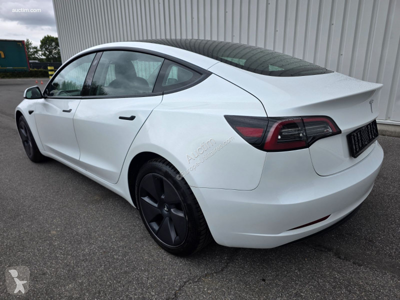 Samochód dostawczy Tesla model 3