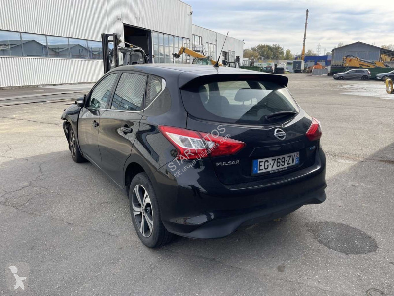 عربة نفعية Nissan