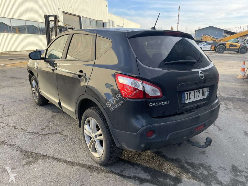 عربة نفعية Nissan
