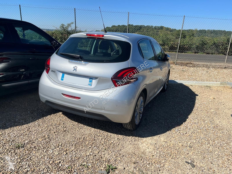 عربة نفعية Peugeot 1.2i PureTech 82 / DV477