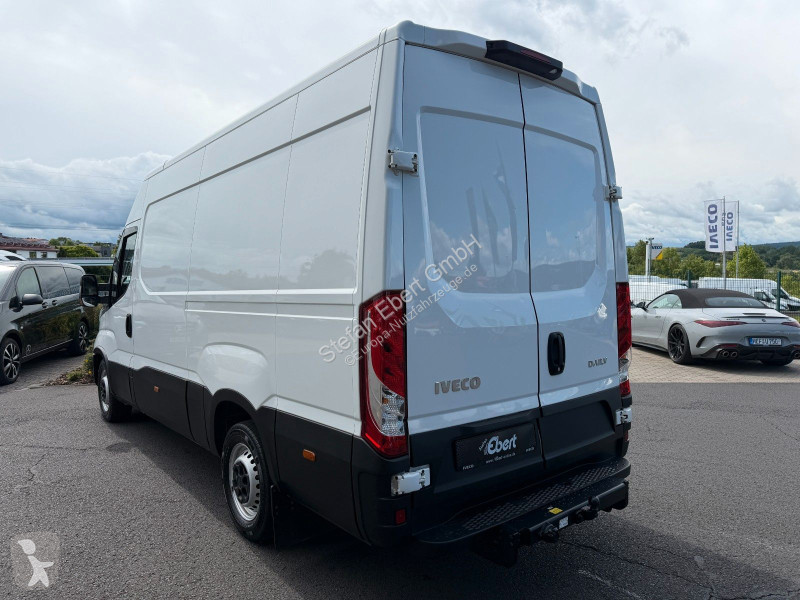 Véhicule utilitaire Iveco 35S18HA8 Kastenwagen...