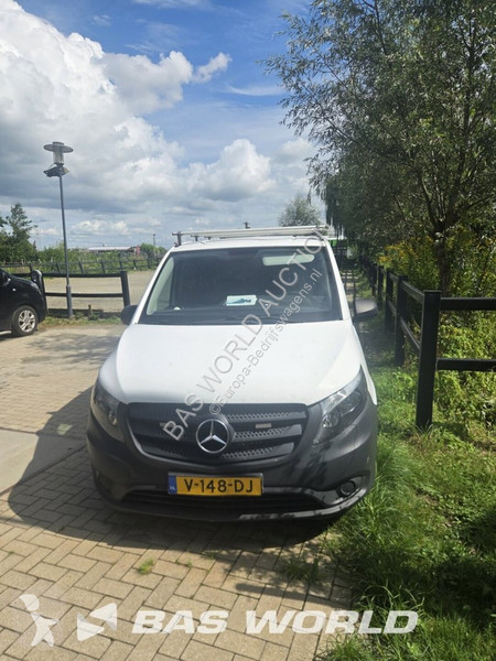 Véhicule utilitaire Mercedes 114