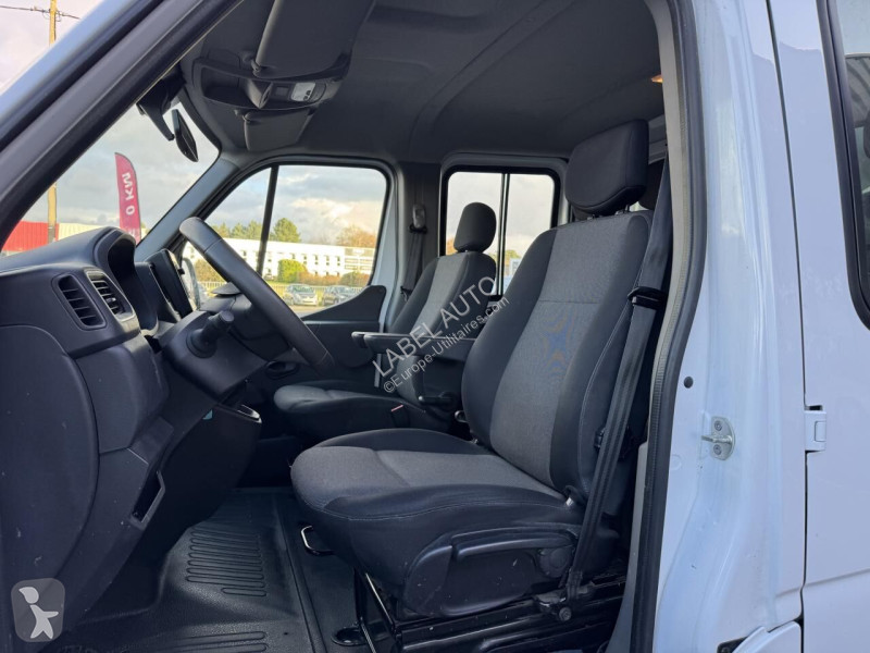 Лекотоварен автомобил Renault 2.3