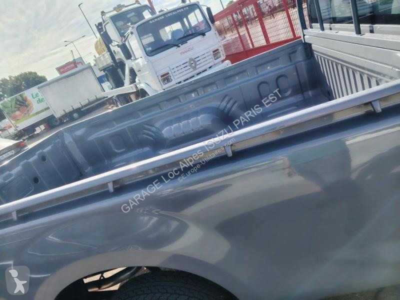 Véhicule utilitaire Isuzu Single Satellite