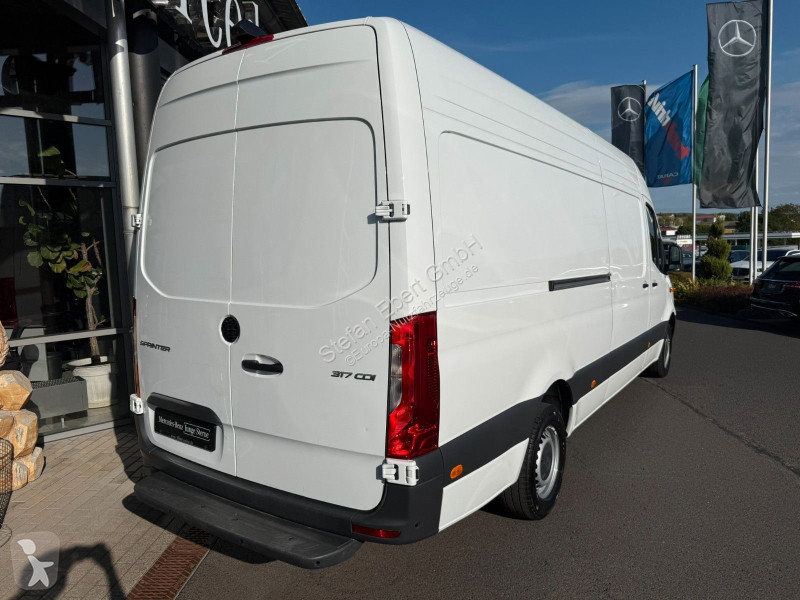 Коммерческий автомобиль Mercedes 317 CDI 9G...