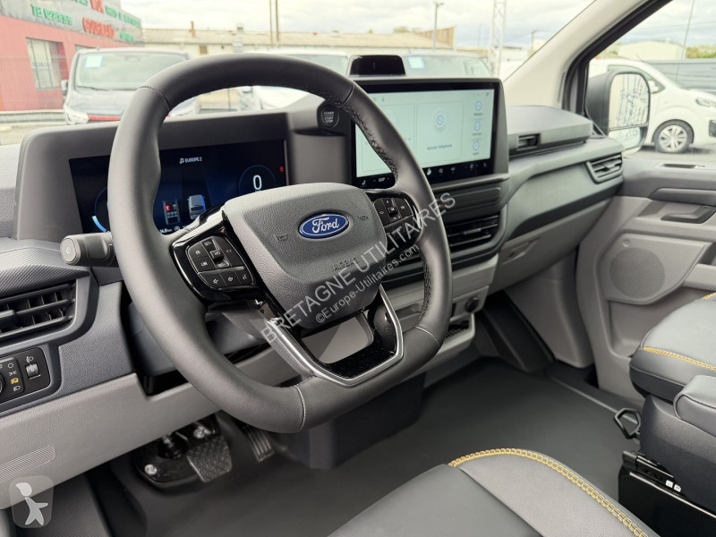 Коммерческий автомобиль Ford TRANSIT CUSTOM FG...