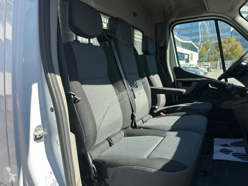 Véhicule utilitaire Renault MASTER III PLATEAU...