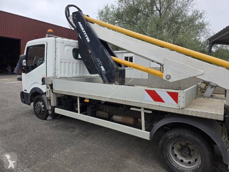 Véhicule utilitaire Nissan