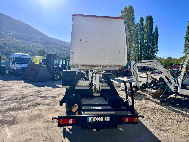 Véhicule utilitaire Nissan Camion nacelle 20m...