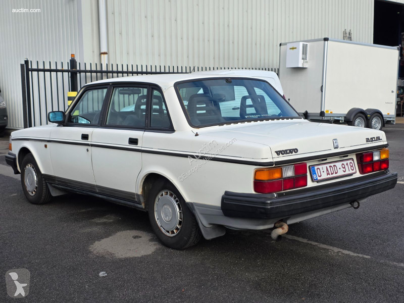 Véhicule utilitaire Volvo 240