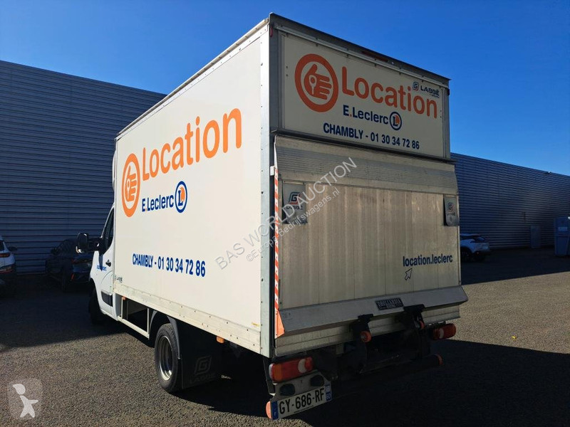 Véhicule utilitaire Nissan