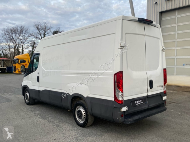 Véhicule utilitaire Iveco 35S14S V12