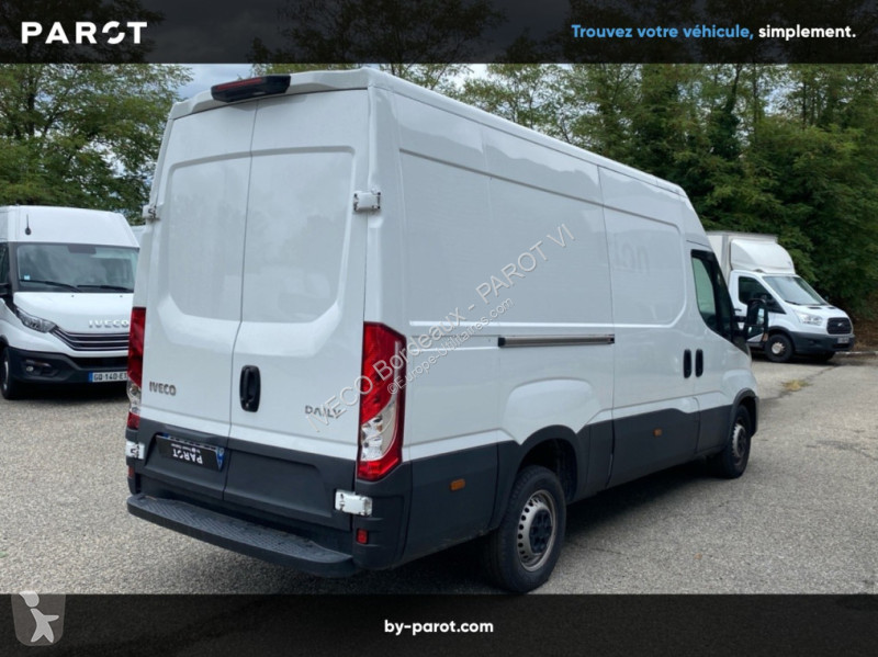 Véhicule utilitaire Iveco 35S14H V12