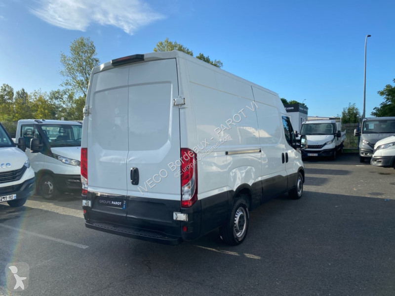 Véhicule utilitaire Iveco 35S14SV12
