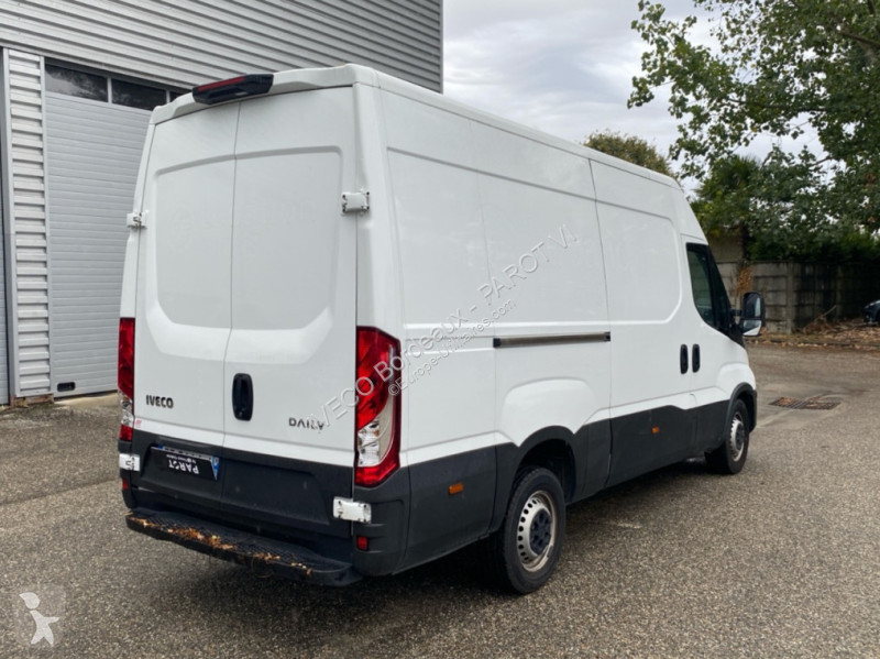 Véhicule utilitaire Iveco 35S14H V12