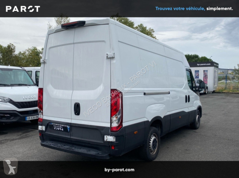 Véhicule utilitaire Iveco 35S14 V12